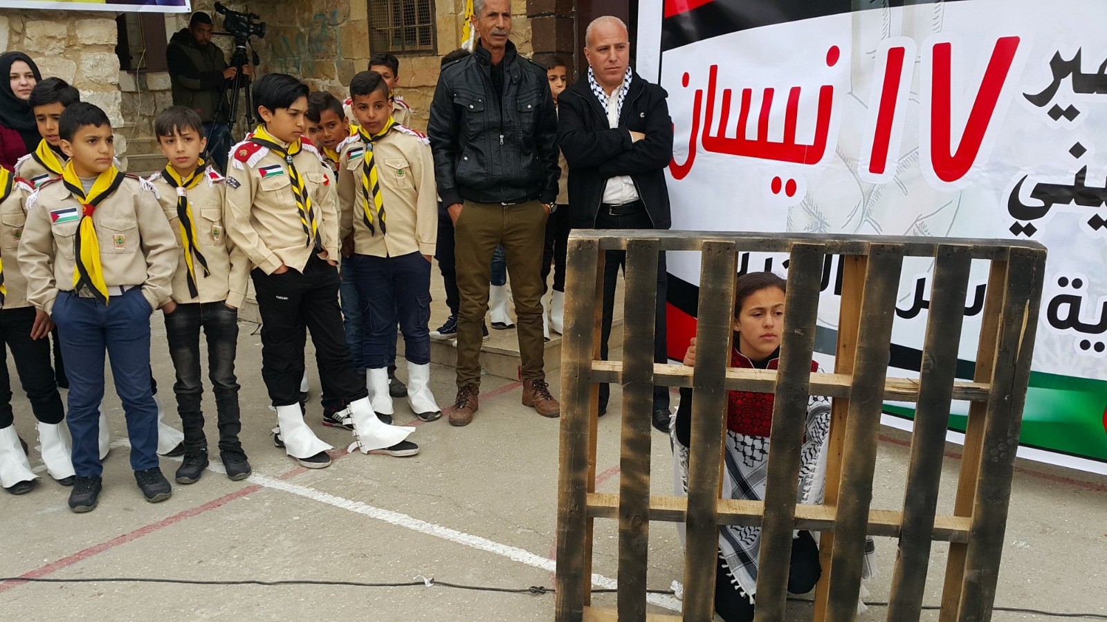 بالصور: إحياء يوم الأسير الفلسطيني في مدرسة الجزائر بالخليل