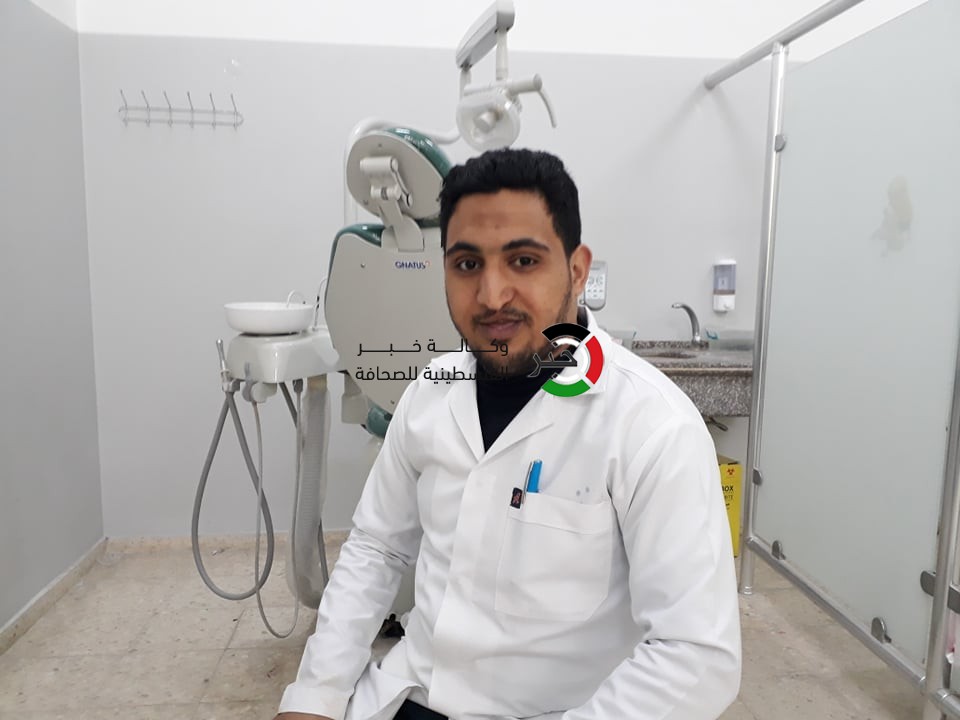 صور: مُتحدياً مشكلة خلقية.. طبيب أسنان من غزّة قرر مداواة نفسه