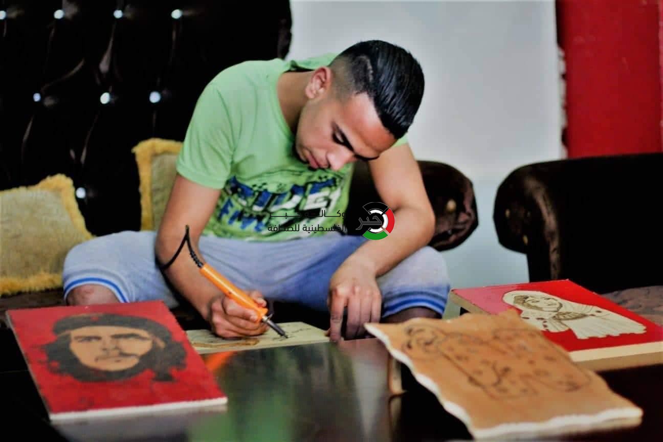 بالصور: شاب غزّي يُنمي موهبته الفنية ويتخذها مصدراً للرزق