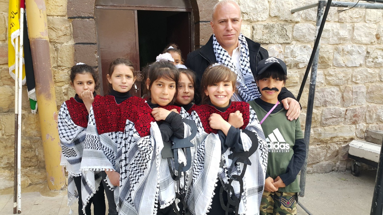 بالصور: إحياء يوم الأسير الفلسطيني في مدرسة الجزائر بالخليل