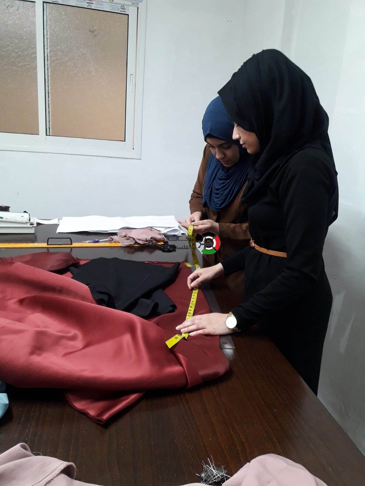 بالصور: فتاتان تُنشئان معرضاً لتصميم الأزياء في غزّة