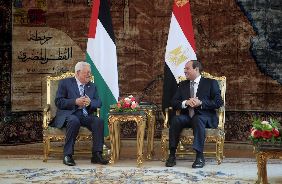 الرئيس عباس يلتقي بنظيره المصري في القاهرة