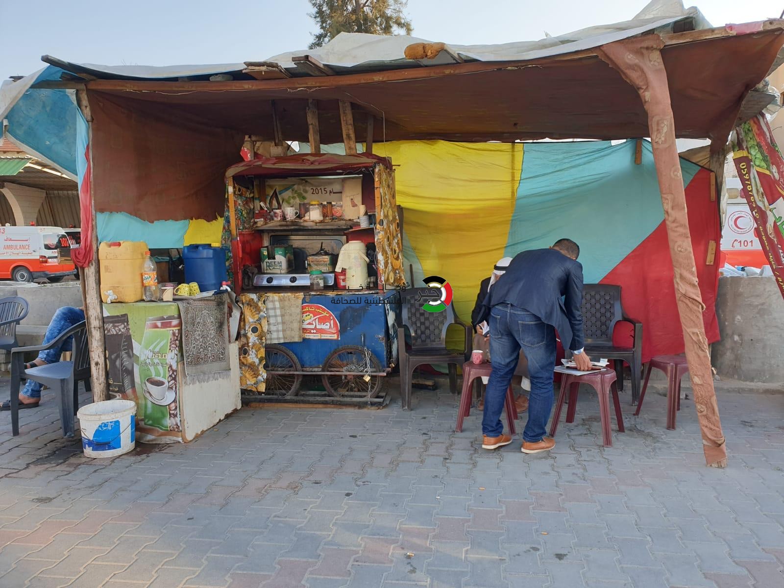 بالصور: فقط في غزّة.. روائي وأديب ينتهي به الحال بائعاً للقهوة على عتبات الطرق
