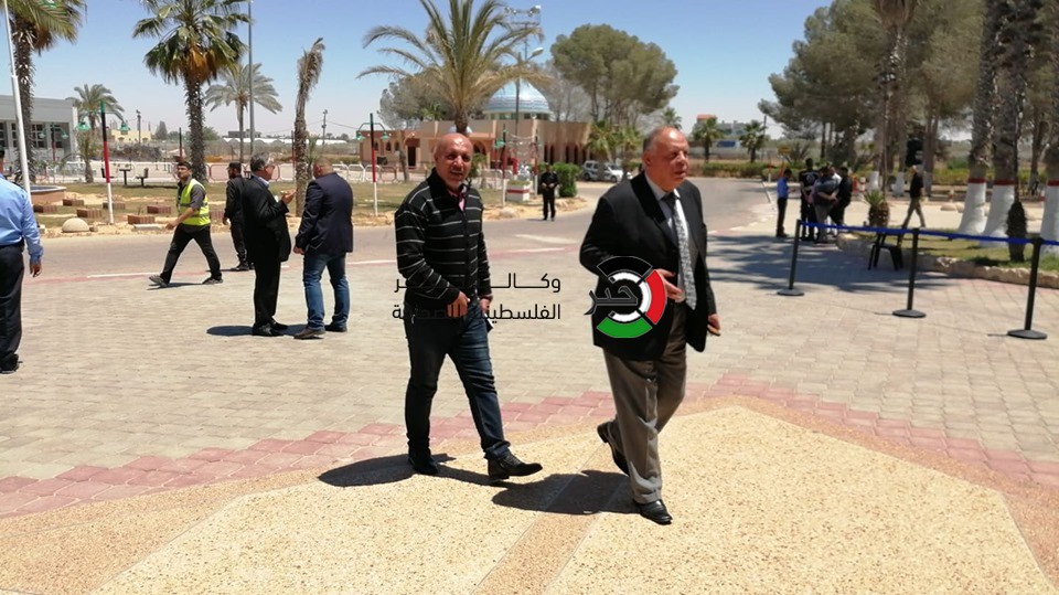 بالفيديو والصور: قادة الفصائل الفلسطينية تستقبل جثمان الراحل "مهنا" على معبر رفح