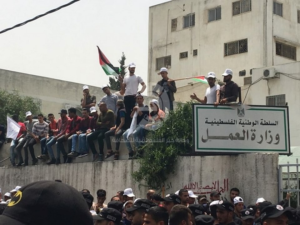 بالفيديو والصور: مسيرة تجوب شوارع غزّة إحياءًا ليوم العمال العالمي