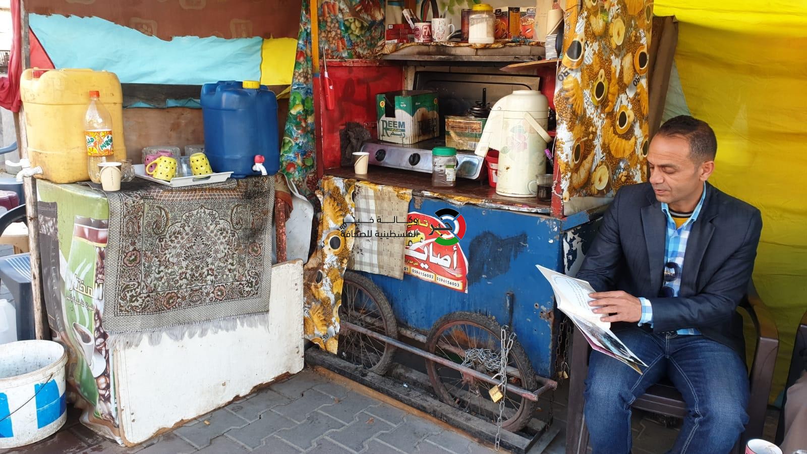 بالصور: فقط في غزّة.. روائي وأديب ينتهي به الحال بائعاً للقهوة على عتبات الطرق