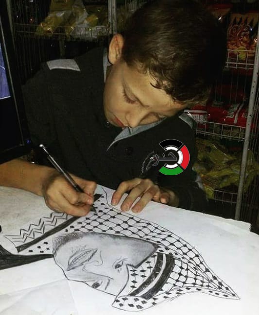 بالصور: الطفل الموهوب.. جسدّ برسوماته رموز الشعب الفلسطيني