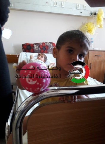 بالصور: الرضيعة "وسام أبو عرار".. كتلة صمت بعد مشهد استشهاد والدتها