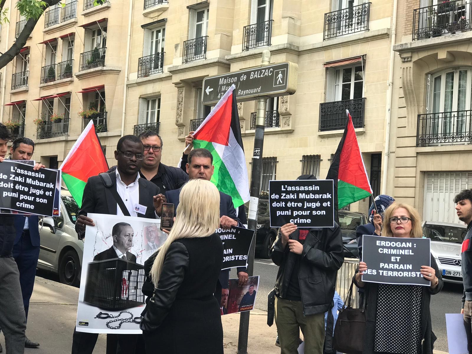 بالصور: وقفة احتجاجية أمام سفارة "تركيا" في باريس رفضاً لإعدام الفلسطيني مبارك