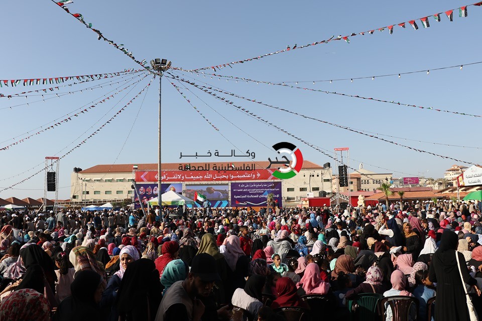 شاهد بالفيديو والصور: مهرجان دفع دية "40" شهيداً من ضحايا أحداث الانقسام في غزّة