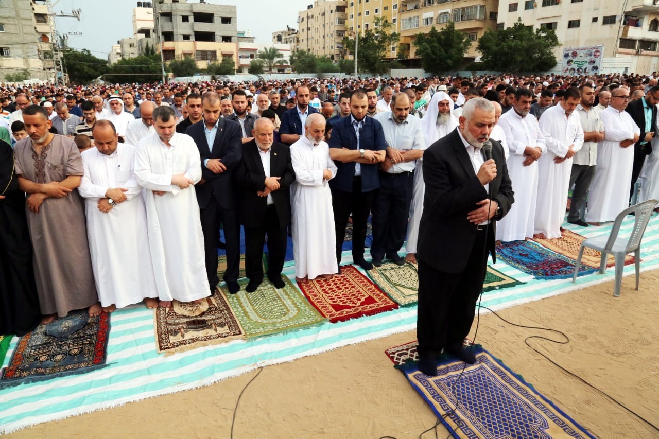 بالصور| غزة تحيي صلاة العيد في الساحات العامة