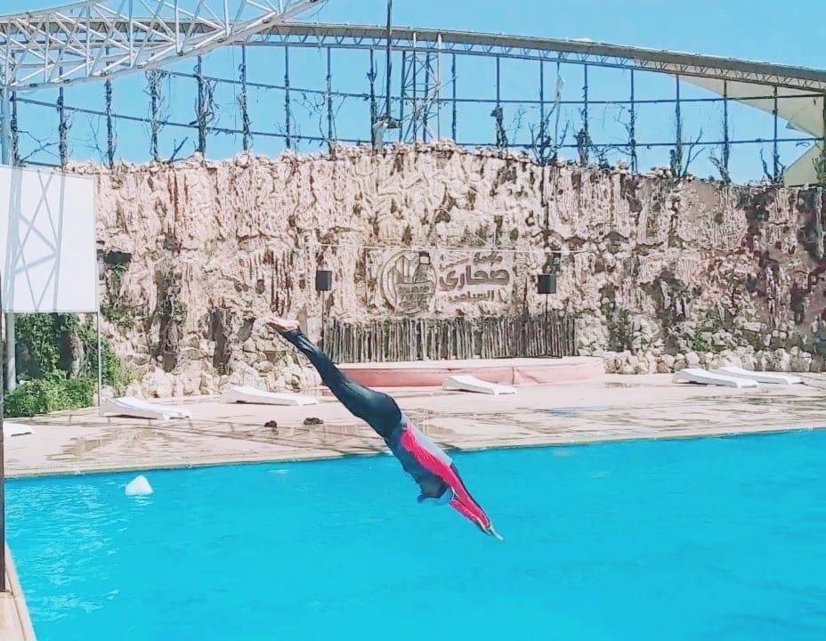 بالصور: السباحة السورية سوار الشيخ سعيد "عائلتنا تتنفس الماء"