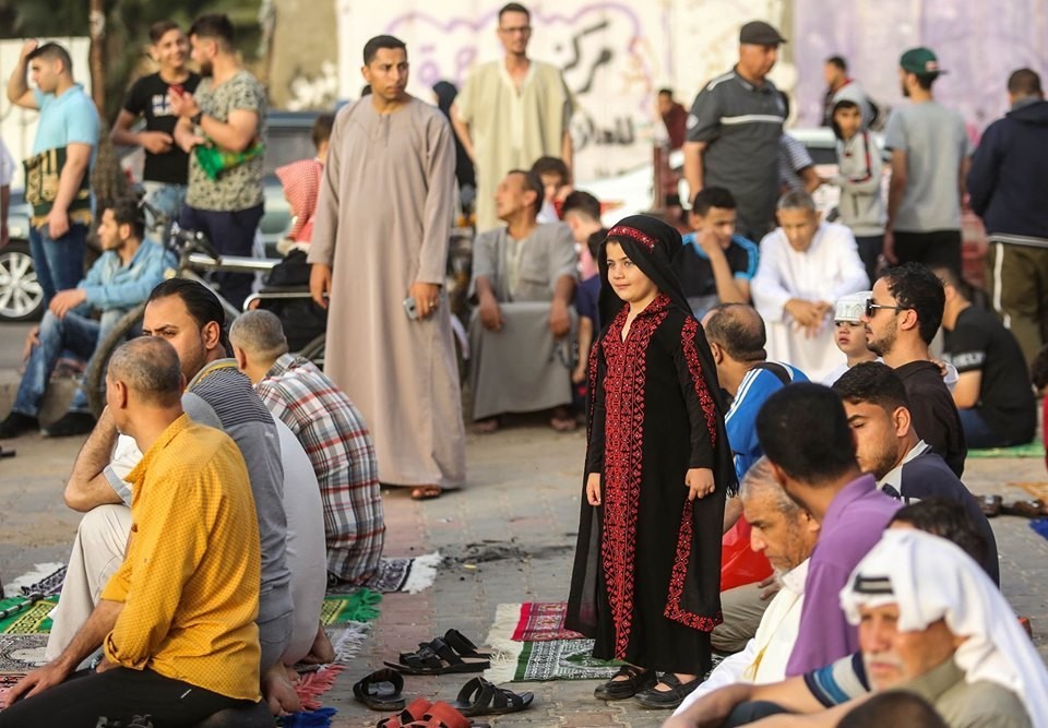 بالصور| غزة تحيي صلاة العيد في الساحات العامة
