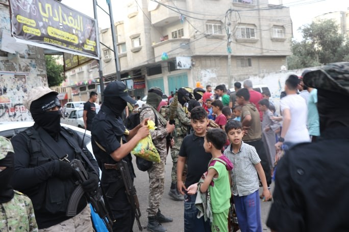 بالصور: مقاتلو كتائب الأقصى وفصائل المقاومة يُهنئون الشعب الفلسطيني بعيد الفطر