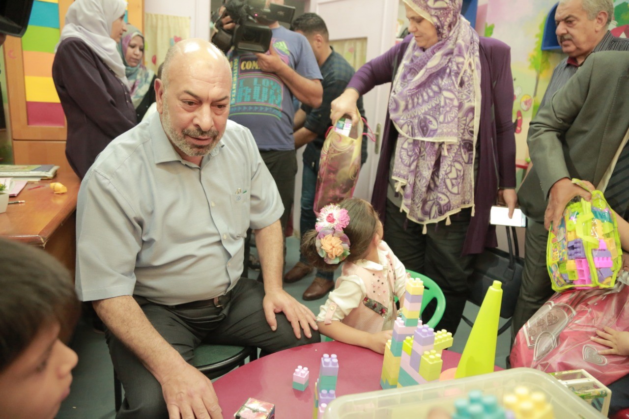 بالفيديو: كتلة فتح برئاسة النائب "دحلان" تُقدم هدايا لأطفال مستشفى الرنتيسي في غزّة