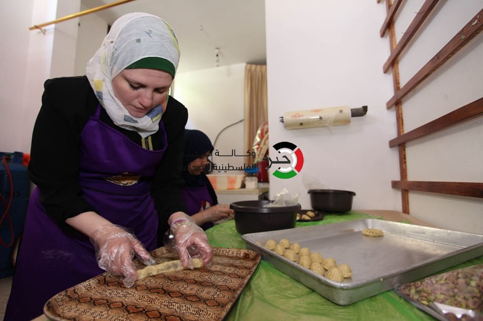 شاهد: متجر نسائي لصناعة الحلويات وكعك العيد في غزّة!