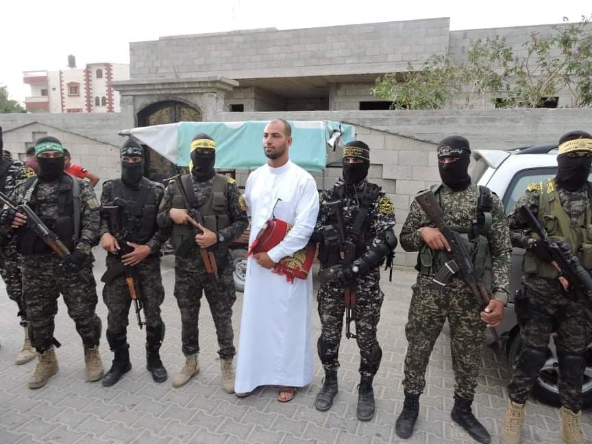 بالصور: مقاتلو كتائب الأقصى وفصائل المقاومة يُهنئون الشعب الفلسطيني بعيد الفطر