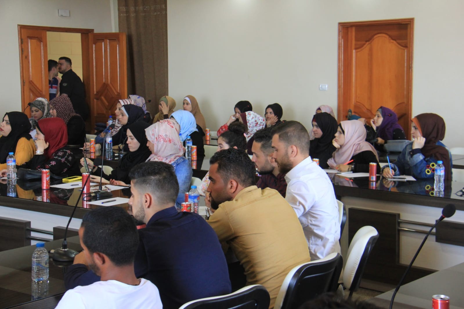 بالصور: الشبيبة الفتحاوية تعقد ندوة لبحث سُبل إجراء انتخابات مجالس الطلبة بجامعات غزّة