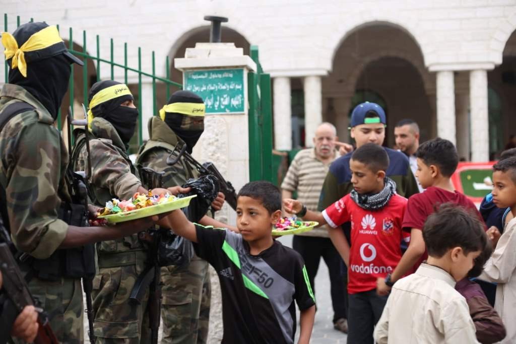 بالصور: مقاتلو كتائب الأقصى وفصائل المقاومة يُهنئون الشعب الفلسطيني بعيد الفطر