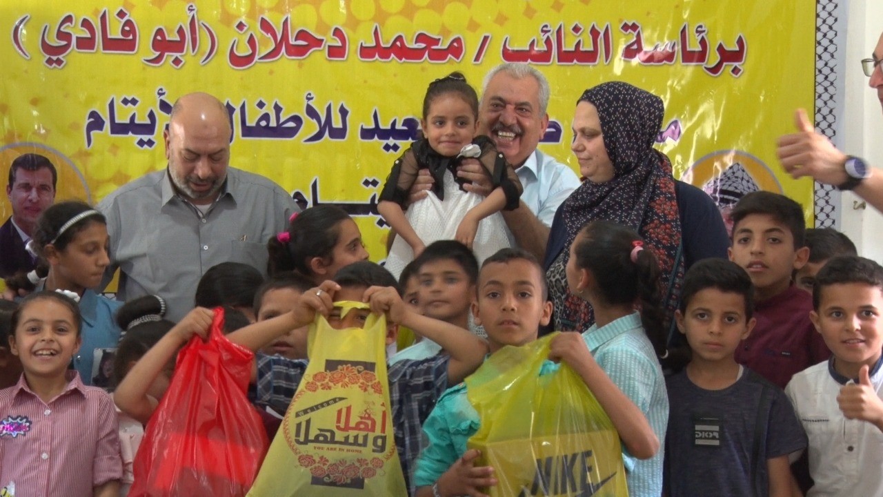 شاهد: كتلة فتح البرلمانية برئاسة دحلان تُقدم لأطفال قرية "SOS" كسوة العيد