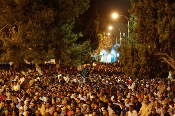 شاهد: 450 ألف مصلِ يُحيون ليلة القدر في رحاب المسجد الأقصى المبارك