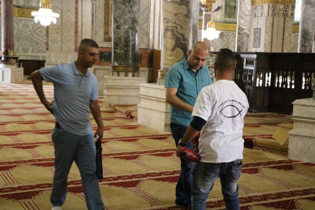 بالصور: التجمع الوطني المسيحي يُوزع الحلوى في المسجد الأقصى