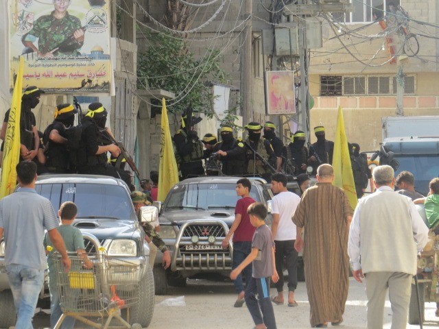 شاهد: مقاتلو الجناح العسكري لـ"فتح" يُعايدون ذوي الشهداء في غزّة