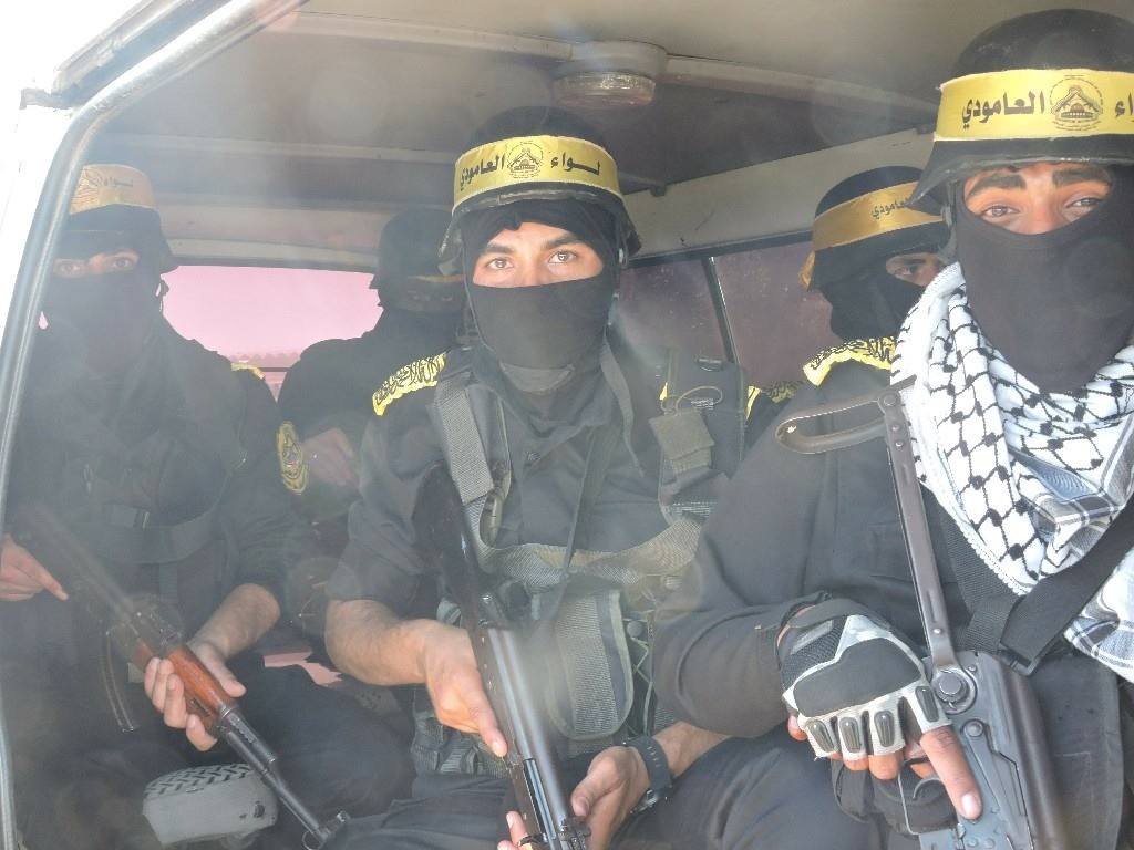 شاهد: مقاتلو الجناح العسكري لـ"فتح" يُعايدون ذوي الشهداء في غزّة