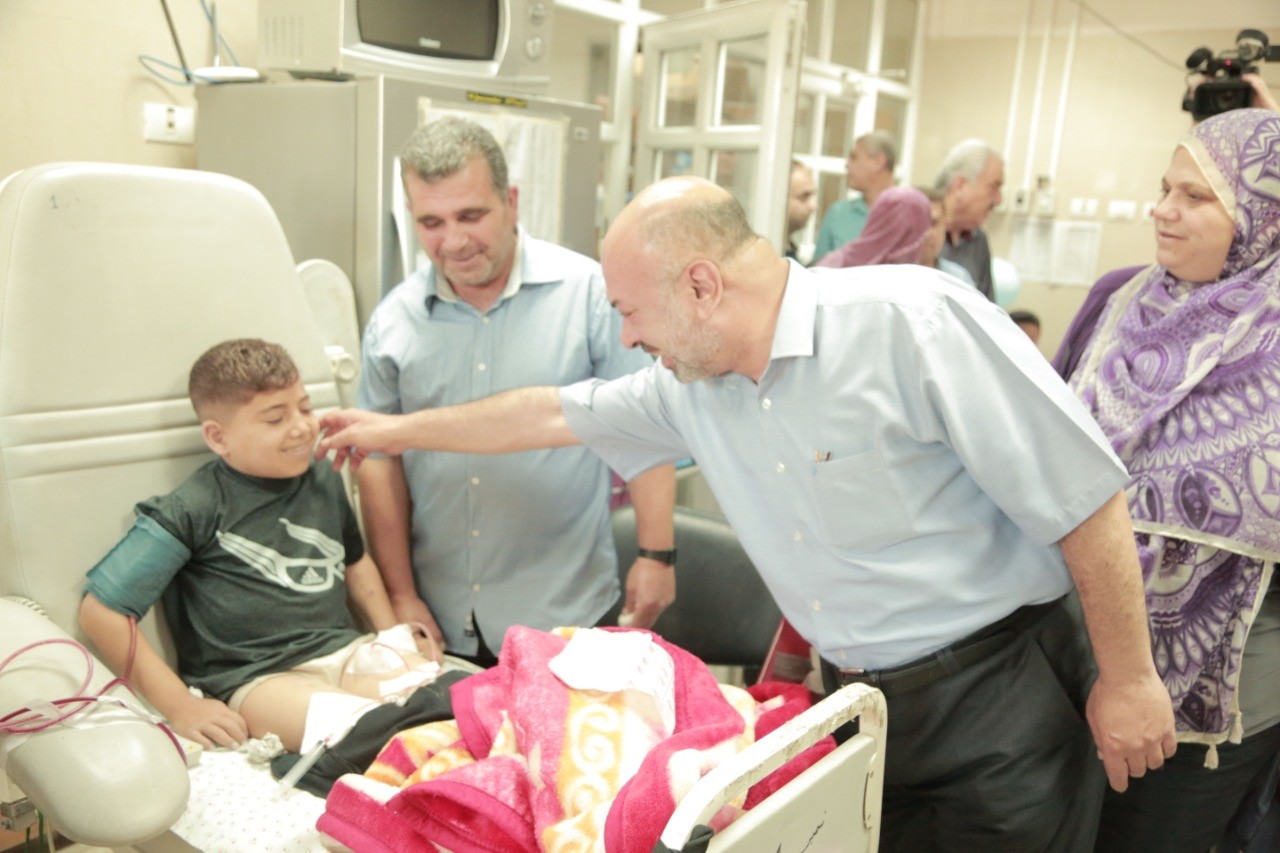 بالفيديو: كتلة فتح برئاسة النائب "دحلان" تُقدم هدايا لأطفال مستشفى الرنتيسي في غزّة
