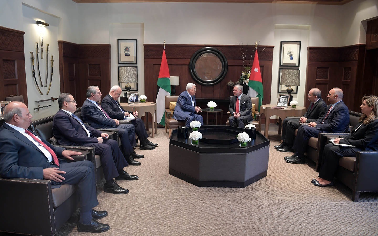 الرئيس عباس يجتمع مع العاهل الأردني بعمان لبحث آخر المستجدات