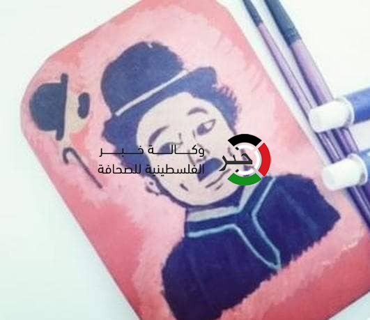 شاهد: فتى فلسطيني يُحوّل موهبة "الرسم" لمصدر رزق يعتاش من خلاله