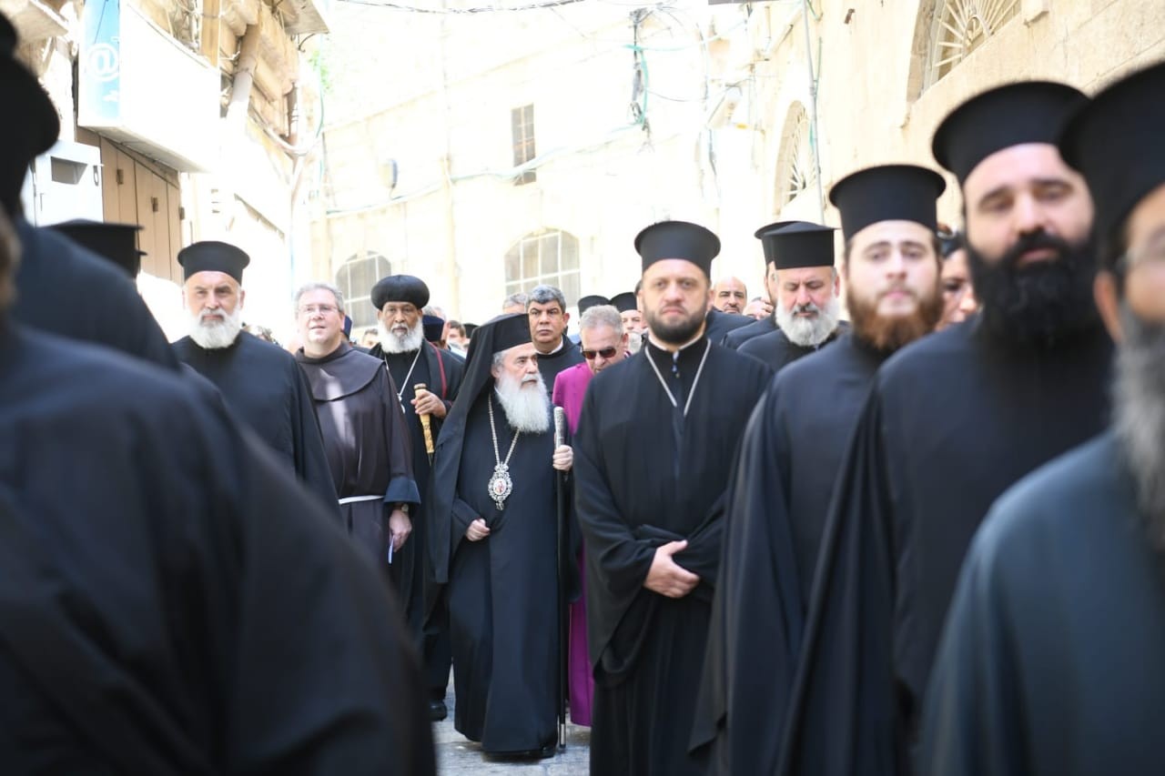 بالصور: بطاركة ورؤساء كنائس القدس يُنظمون مسيرة وصلاة جماعية في باب الخليل