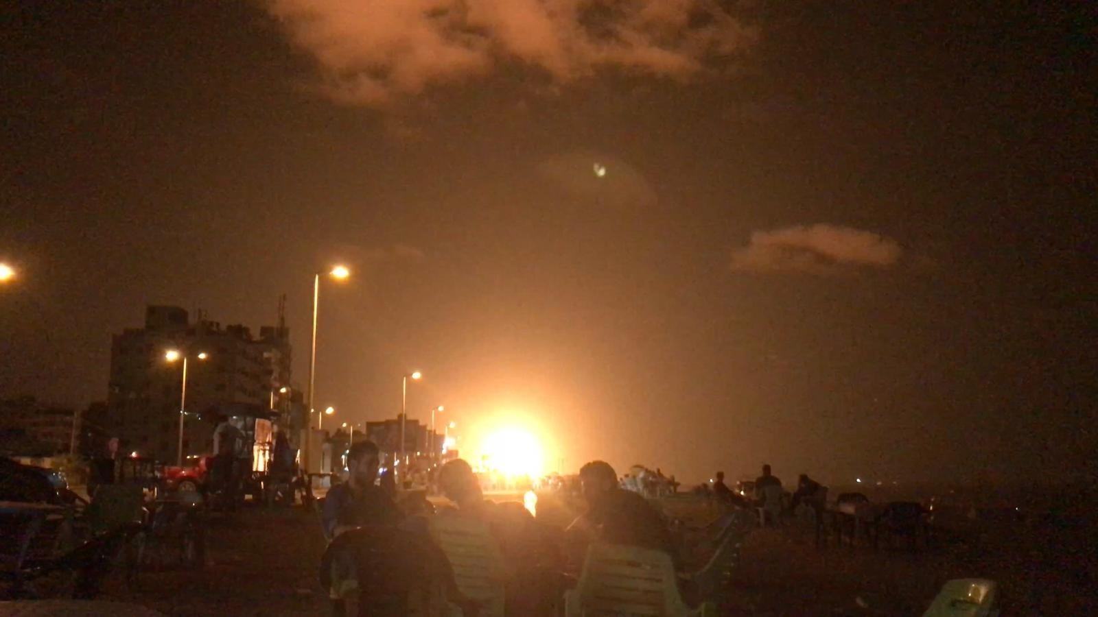 شاهد: الطائرات الحربية الإسرائيلية تشنّ سلسلة غارات على موقع للمقاومة غرب غزّة