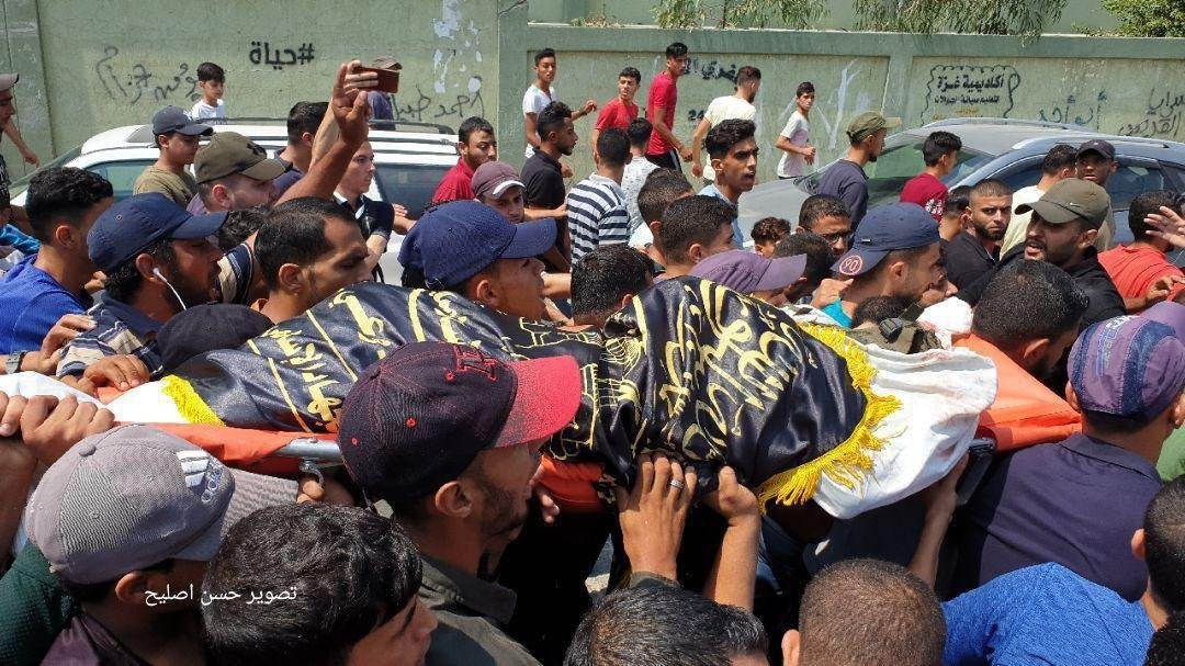 بالصور: جماهير غفيرة تشيع جثامين 3 شهداء شمال القطاع