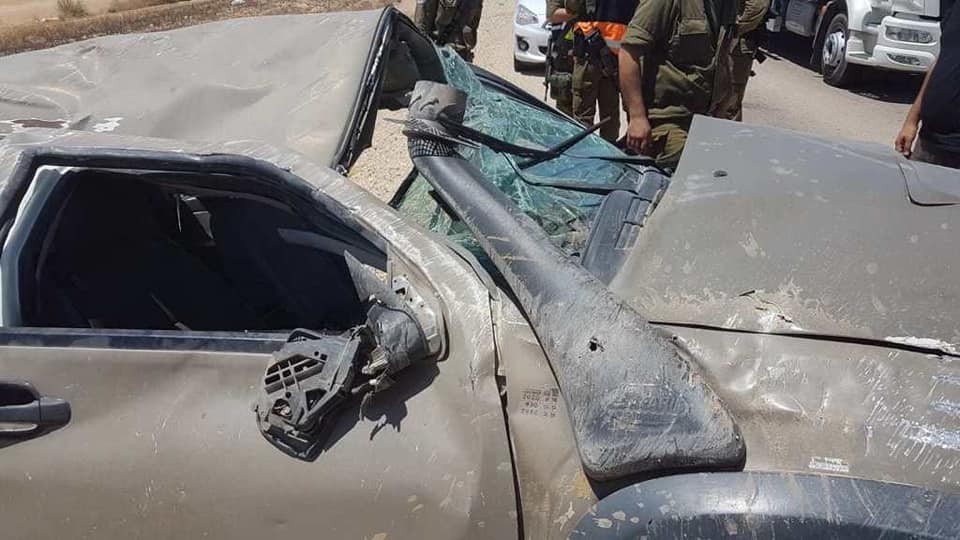 بالصور: إصابة جنديين إسرائيليين إثر انقلاب سيارتهم  في أوفاكيم