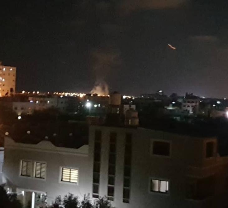 شاهد: الطائرات الحربية الإسرائيلية تشنّ سلسلة غارات على موقع للمقاومة غرب غزّة