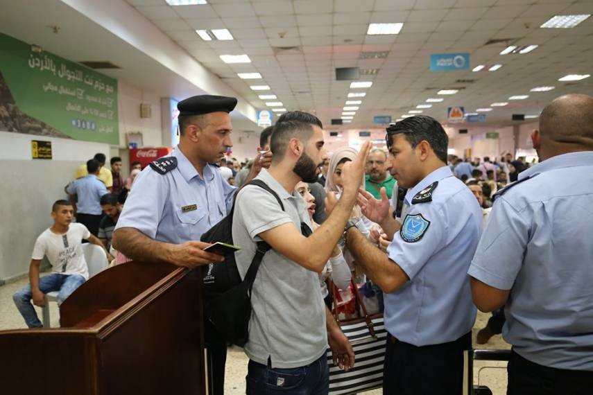 معبر الكرامة يشهد ازدحامًا غير عادي منذ صباح اليوم