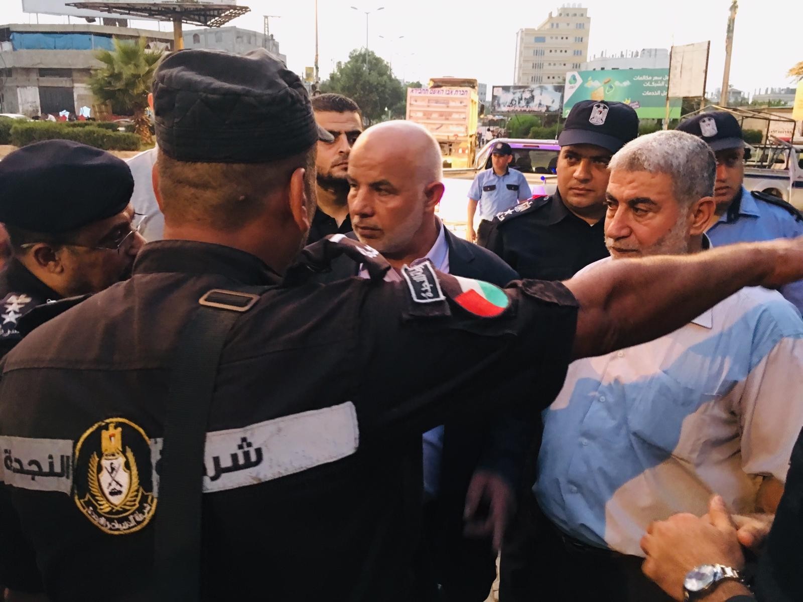 اللواء أبو نعيم يتفقد موقعي استهداف حاجزي الشرطة بغزّة
