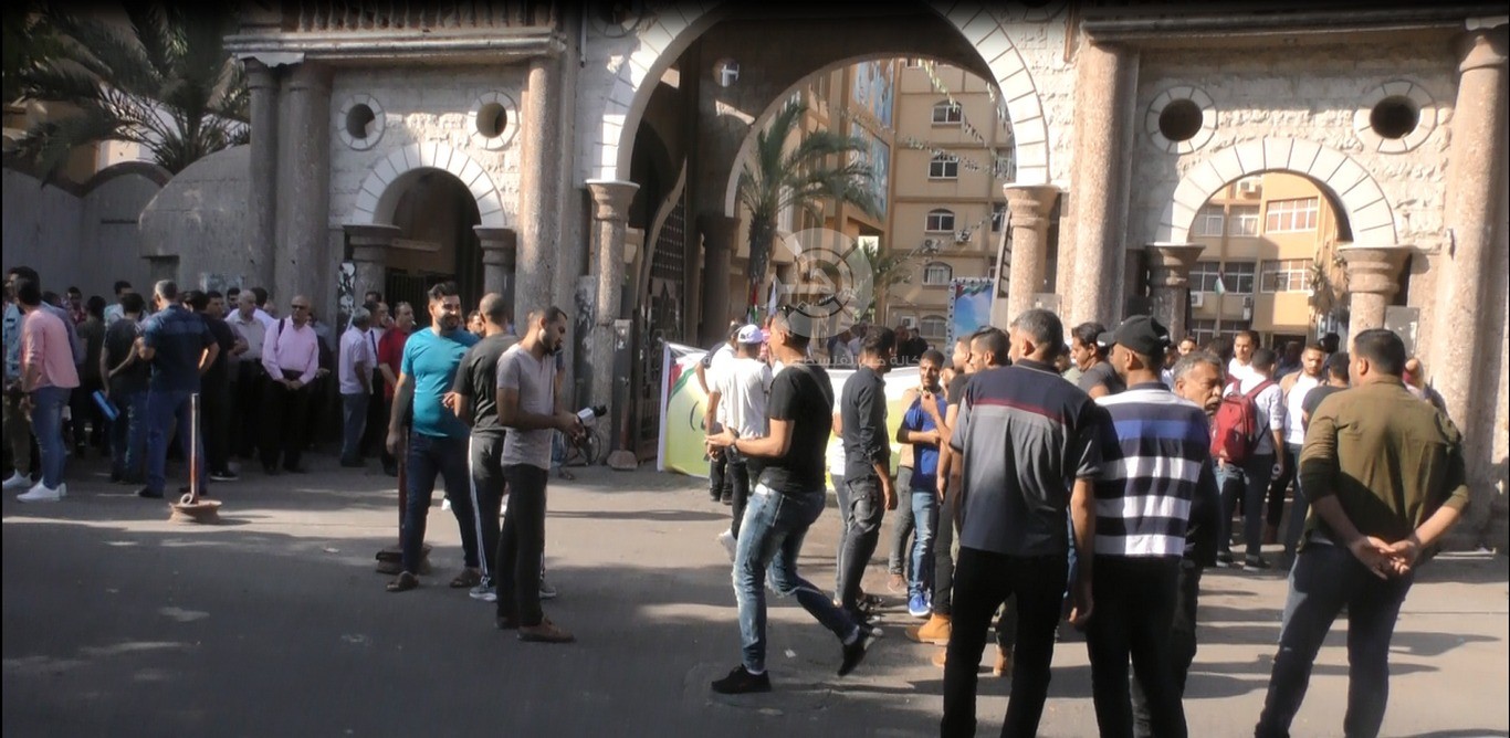 شاهد بالفيديو والصور: إغلاق أبواب جامعة الأزهر بغزّة رفضاً لتجديد ولاية رئيسها