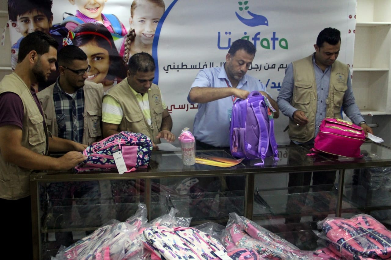 بالصور: مركز "فتا" يبدأ مشروع توزيع الحقيبة والزي المدرسي 