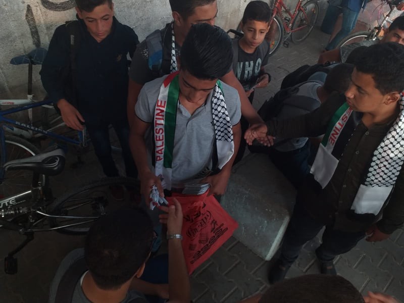 بالصور: شبيبة "فتح" تُوزّع القرطاسية على طلبة الثانوية في غزّة