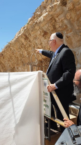 الرئيس الإسرائيلي يُداهم باحات الحرم الإبراهيمي في الخليل
