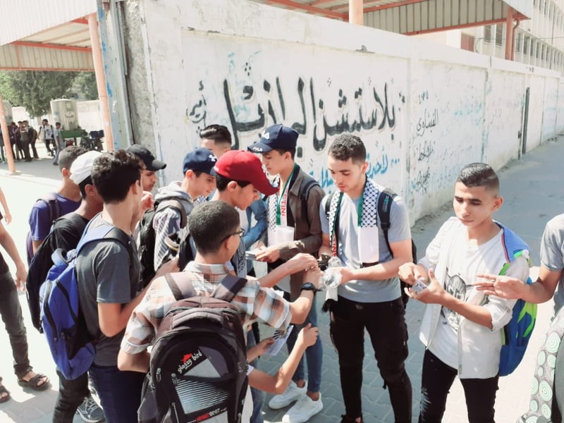 بالصور: شبيبة "فتح" تُوزّع القرطاسية على طلبة الثانوية في غزّة