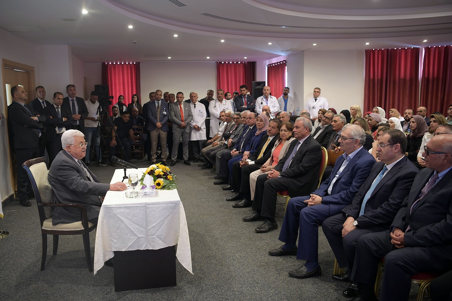 الرئيس عباس يفتتح مستشفى تخصصي برام الله