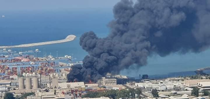 بالصور: اندلاع حريق هائل في خليج حيفا