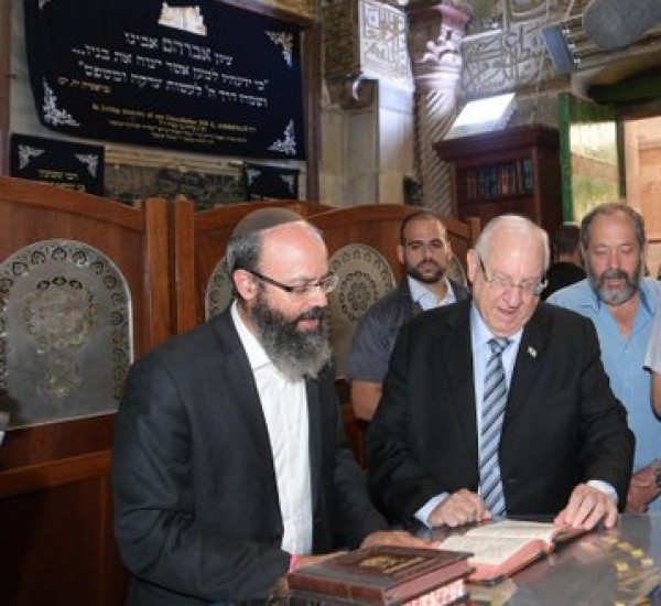 الرئيس الإسرائيلي يُداهم باحات الحرم الإبراهيمي في الخليل