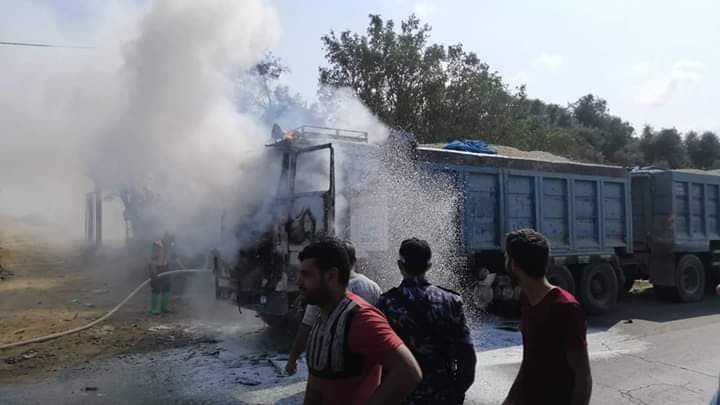 اشتعال النيران بشاحنة وسط قطاع غزة