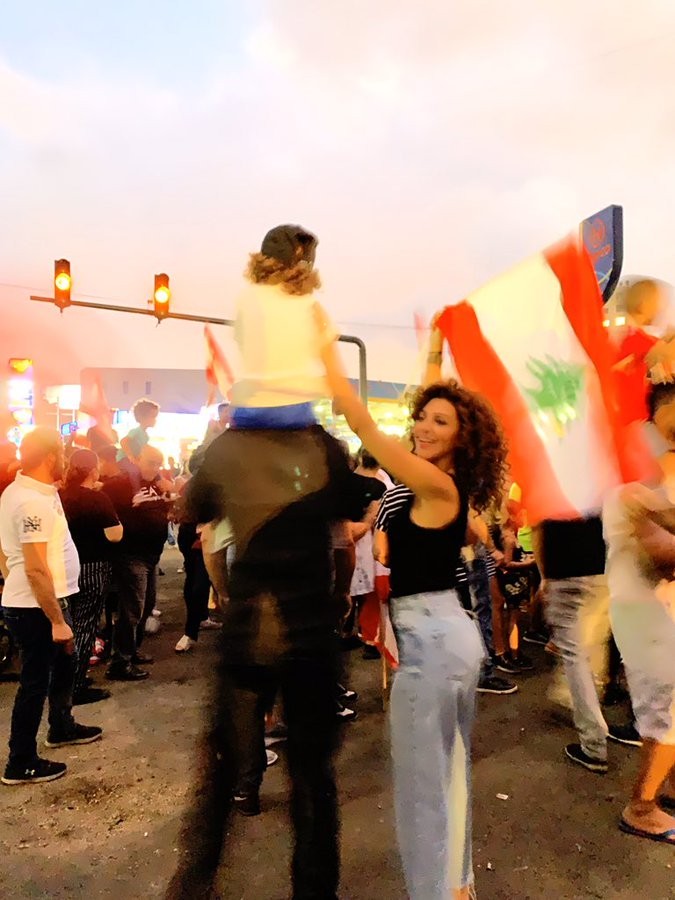 بالفيديو: "ميريام فارس" بين المتظاهرين في لبنان مع زوجها وابنها