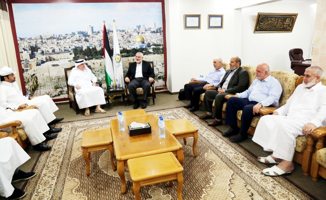 بالصور: قيادة "حماس" برئاسة هنية تجتمع مع السفير العمادي في غزّة