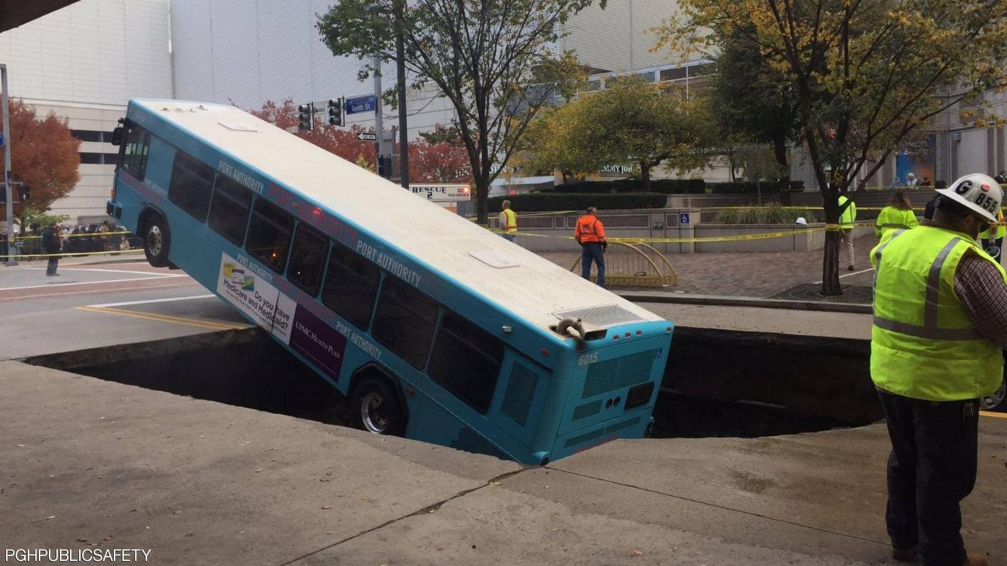 شاهدوا: حفرة "مفاجئة" تبتلع حافلة أثناء سيرها